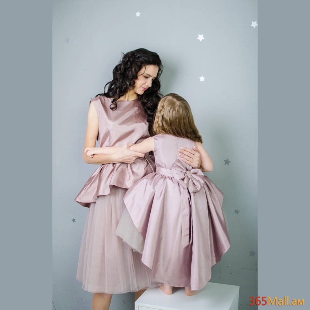 Գեղեցիկ վարդագույն զգեստ մայր և դուստր
